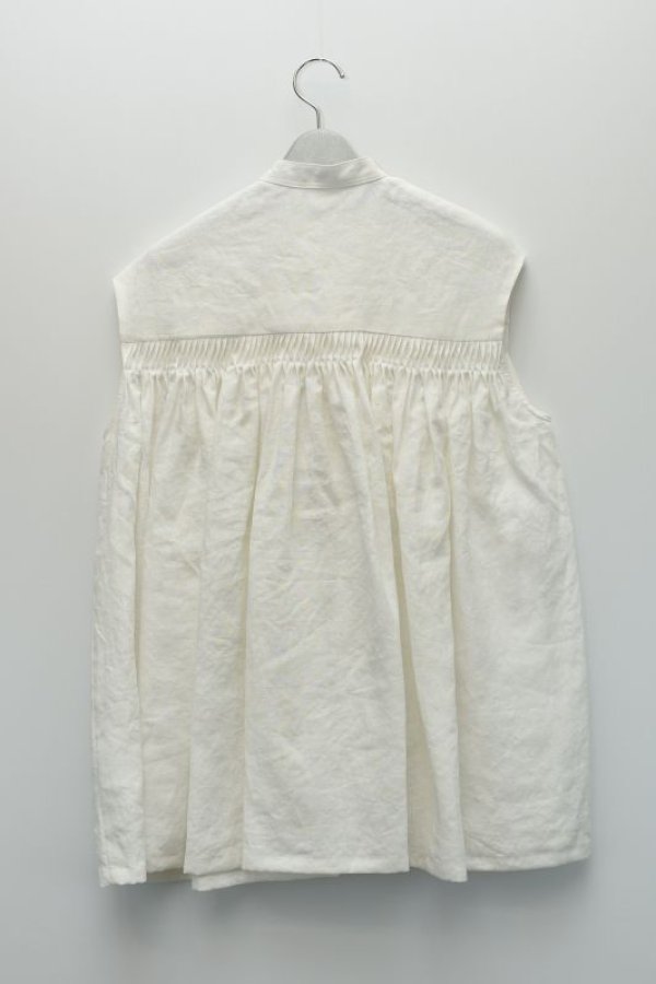 画像4: Scye　 Linen Pintucked Sleeveless Shirt　 リネン高密度タックノースリーブシャツ　 col.オフシロ　 ※ Scye オリジナル ハンガー 付き