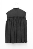 画像4: Scye　<br />Linen Pintucked Sleeveless Shirt　<br />リネン高密度タックノースリーブシャツ　<br />col.ブラック　<br />※ Scye オリジナル ハンガー 付き (4)
