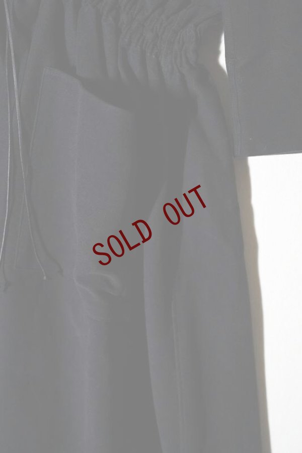 画像9: TENNE HANDCRAFTED MODERN  WEIST SHIRRING DRESS WITH CAPE  col. BLACK×BLACK