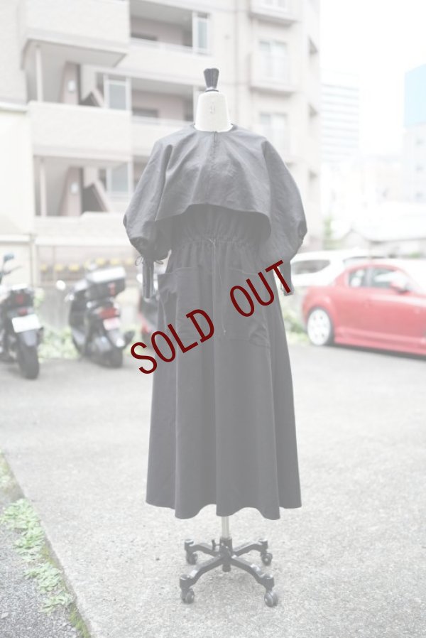 画像12: TENNE HANDCRAFTED MODERN  WEIST SHIRRING DRESS WITH CAPE  col. BLACK×BLACK