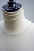 画像2:  AURALEE　  HIGH GAUGE SHEER RIB TURTLE NECK L/S TEE 　 col. LIGHT BEIGE (2)