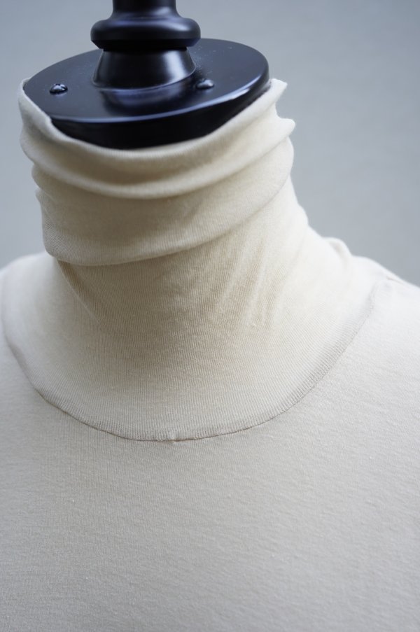 画像2:  AURALEE　  HIGH GAUGE SHEER RIB TURTLE NECK L/S TEE 　 col. LIGHT BEIGE