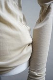 画像3:  AURALEE　  HIGH GAUGE SHEER RIB TURTLE NECK L/S TEE 　 col. LIGHT BEIGE (3)