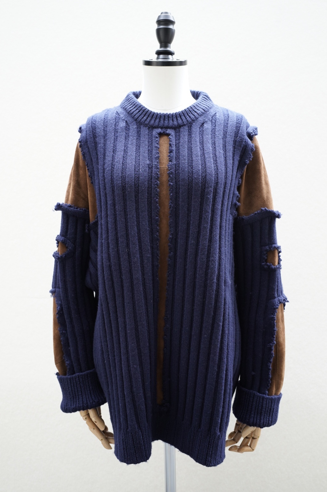 JULIE KEGELS　KATCH - SWEATER WITH RECYCLED SUEDE PATCHES　col. NAVY