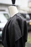 画像17: TENNE HANDCRAFTED MODERN  WEIST SHIRRING DRESS WITH CAPE  col. BLACK×BLACK (17)